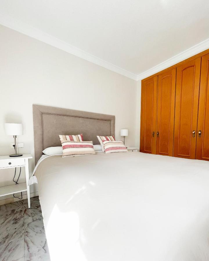 Apartament Holidays2Malaga Tomas De Echeverria 150 Mts To Beach & High Speed Wifi & Parking Zewnętrze zdjęcie