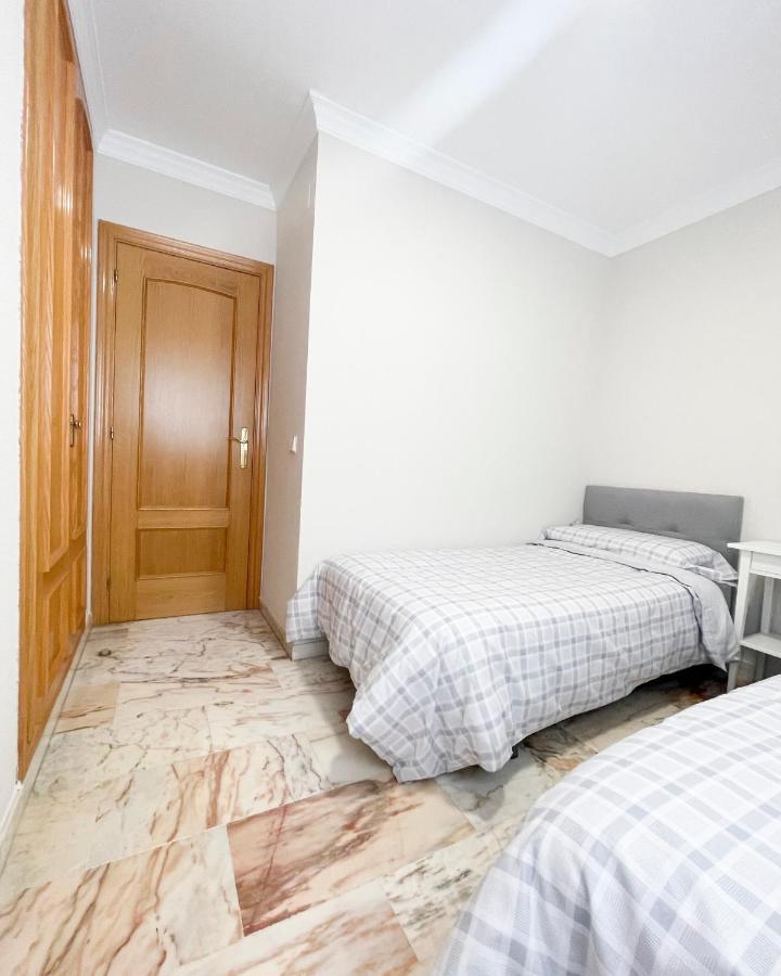 Apartament Holidays2Malaga Tomas De Echeverria 150 Mts To Beach & High Speed Wifi & Parking Zewnętrze zdjęcie