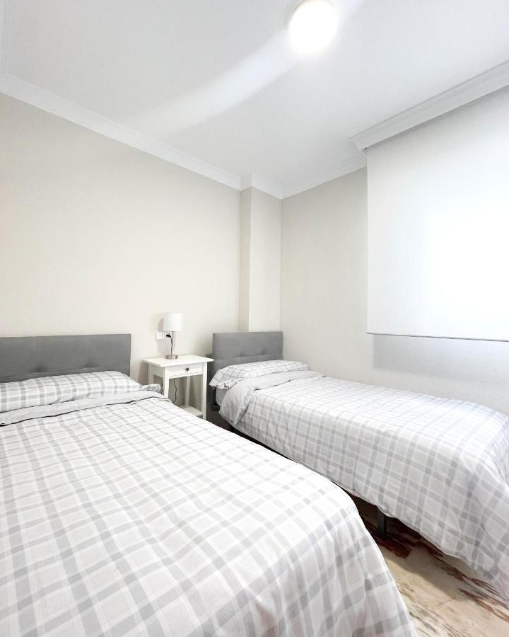 Apartament Holidays2Malaga Tomas De Echeverria 150 Mts To Beach & High Speed Wifi & Parking Zewnętrze zdjęcie