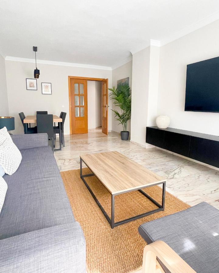 Apartament Holidays2Malaga Tomas De Echeverria 150 Mts To Beach & High Speed Wifi & Parking Zewnętrze zdjęcie