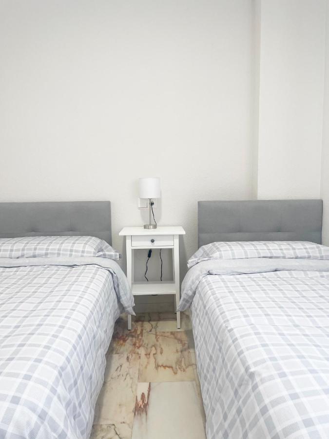 Apartament Holidays2Malaga Tomas De Echeverria 150 Mts To Beach & High Speed Wifi & Parking Zewnętrze zdjęcie