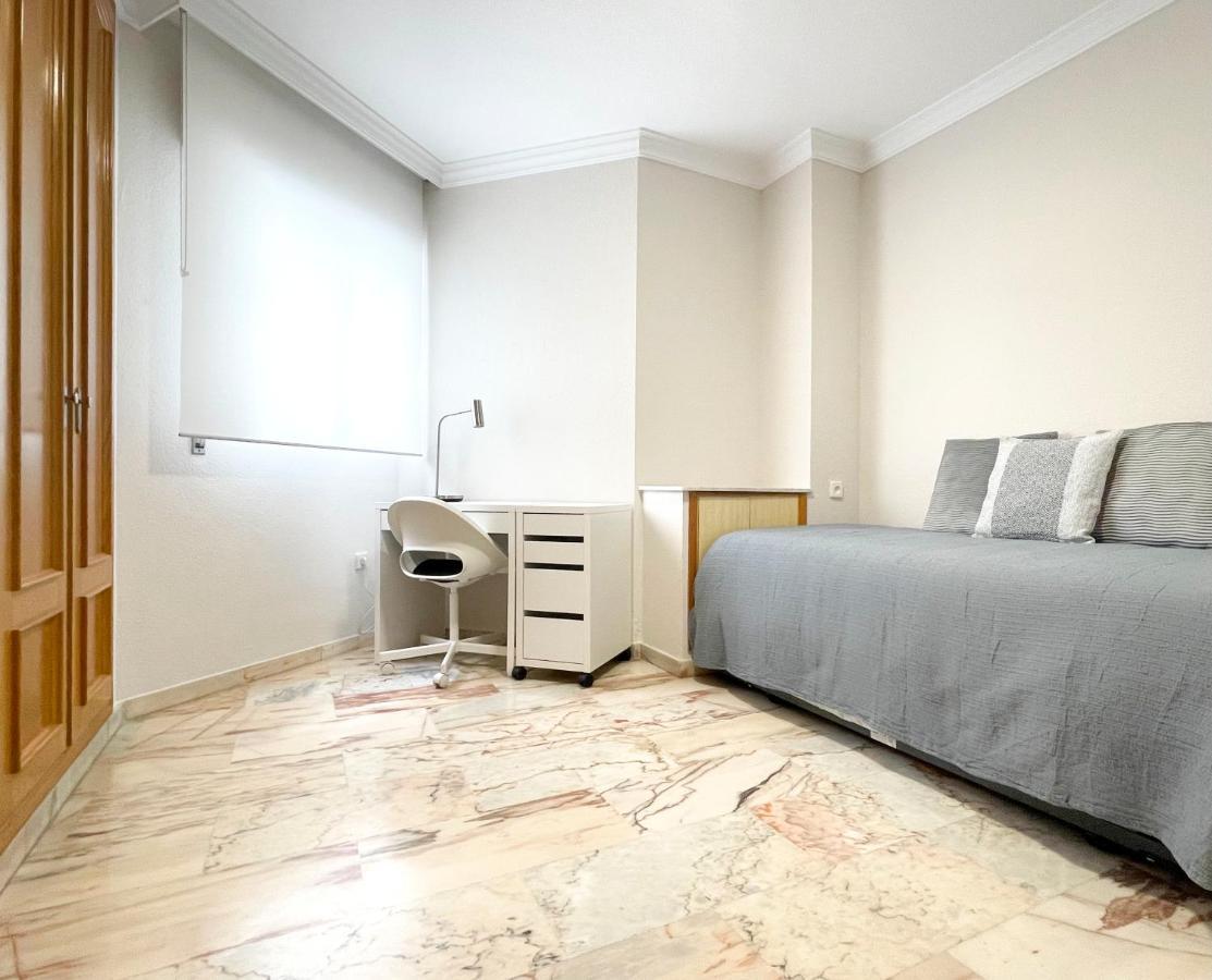 Apartament Holidays2Malaga Tomas De Echeverria 150 Mts To Beach & High Speed Wifi & Parking Zewnętrze zdjęcie